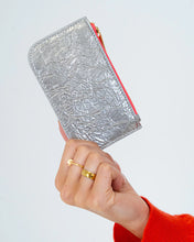 Load image into Gallery viewer, Centro Wallet - Silver Crinkle