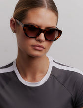 Load image into Gallery viewer, Martine Sunglasses Turtle